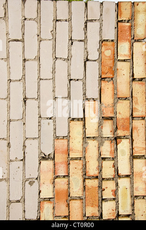 Mur de brique rouge et blanc. Décision architecturale. Banque D'Images