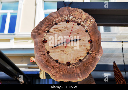 Horloge en bois faits à la main Orange décoré de pierres à feu. Banque D'Images