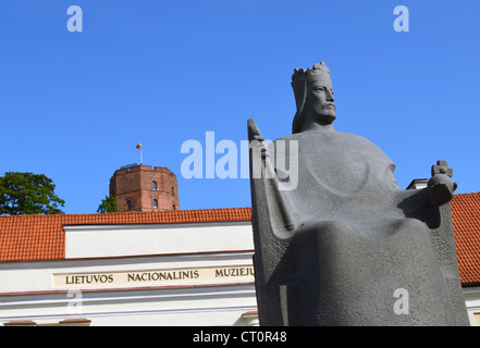 Le château de Gediminas sur colline élevée, Musée national de Lituanie et le grand-duc Mindaugas et premier roi de Lituanie sculpture Banque D'Images