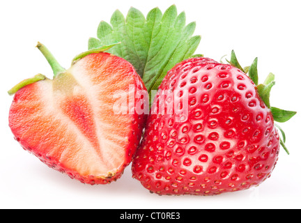 Fraise appétissante avec des feuilles. Isolé sur un fond blanc. Banque D'Images