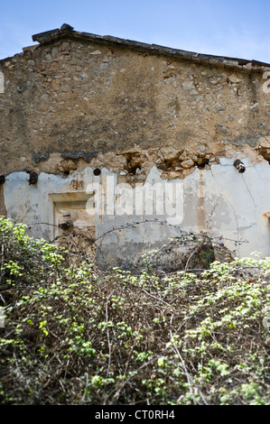 Façade de maison abandonnée. Banque D'Images