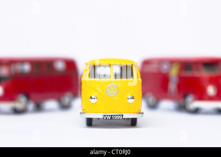 Collection pour enfants modèle de jouet Volkswagen cinq partage de l'écran de bord fire van sur fond blanc Banque D'Images