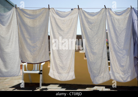 Des vêtements blancs hanging on clothes line. Banque D'Images