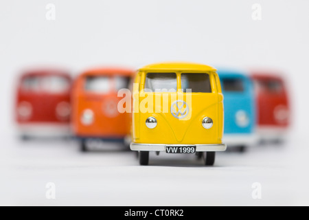 Collection pour enfants modèle de jouet Volkswagen cinq partage de l'écran de bord fire van sur fond blanc Banque D'Images