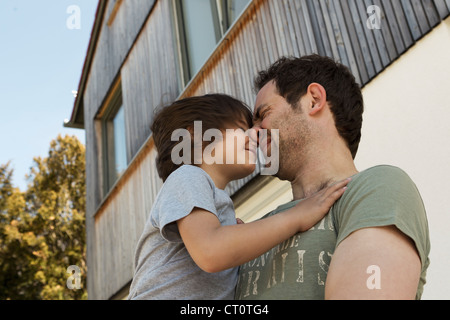 Père et fils jouent à l'extérieur Banque D'Images