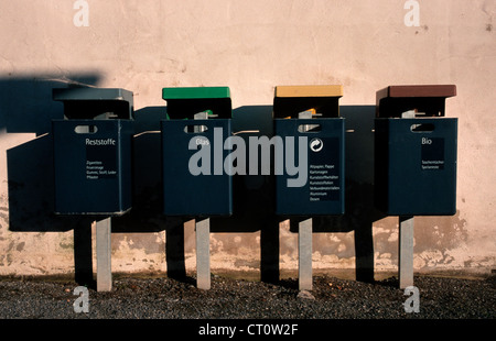 Quatre poubelles publiques pour Muelltrennung Banque D'Images