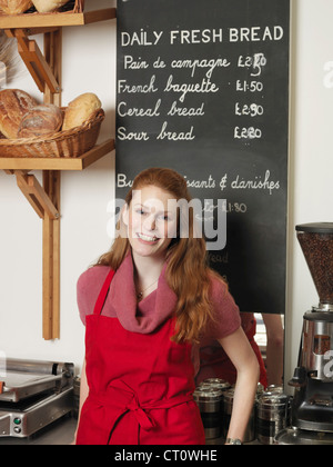 Smiling woman working in bakery Banque D'Images