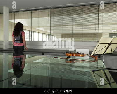 Joueur de violon standing in office Banque D'Images