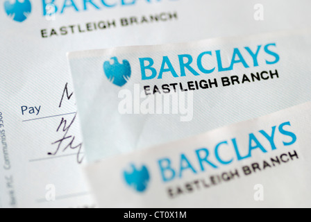 Plusieurs vieux chèques Barclays Bank Banque D'Images