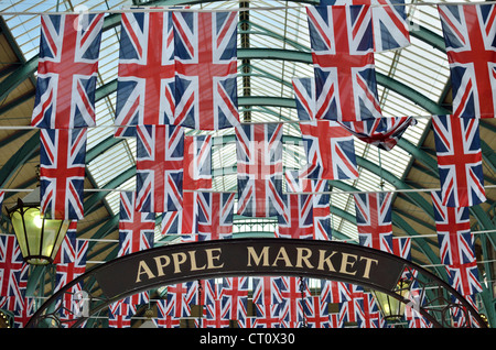 Drapeaux Union Jack dans l'ancien édifice du marché de Covent Garden, Londres, UK Banque D'Images