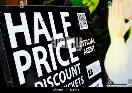En dehors du West End de Londres billet de théâtre, agent de promotion billets à moitié prix Banque D'Images