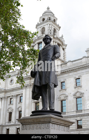 Statue de vicomte Palmerston dans Parliament Square, Westminster, London, UK Banque D'Images