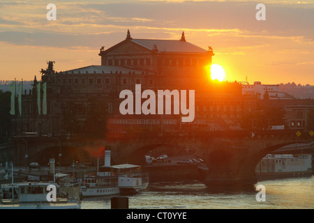 Semperoper Dresde et Ausgustusbruecke dans la lumière du soir Banque D'Images