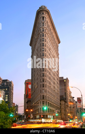 Crépuscule sur le Flatiron building (initialement appelé le Fuller Building) à Manhattan, New York City, USA. Banque D'Images