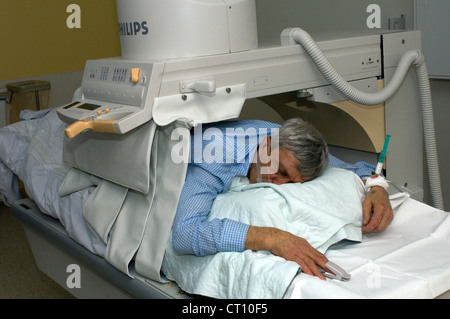 Un homme âgé patient en cours d'un scan Banque D'Images