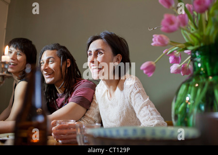 Amis parler at dinner table Banque D'Images