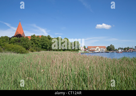 L'église et de l'harbour, Kirchdorf, près de l'île de Poel, Wismar, Schleswig-Holstein, Allemagne Banque D'Images