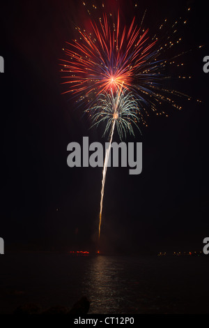 Célébration d'artifice de Vero Beach sur la rivière à Riverside Park illuminé contre le ciel nocturne. Banque D'Images