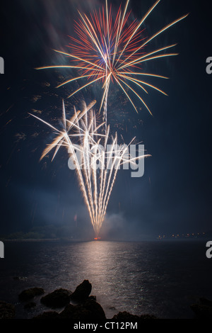 Célébration d'artifice de Vero Beach sur la rivière à Riverside Park illuminé contre le ciel nocturne. Banque D'Images