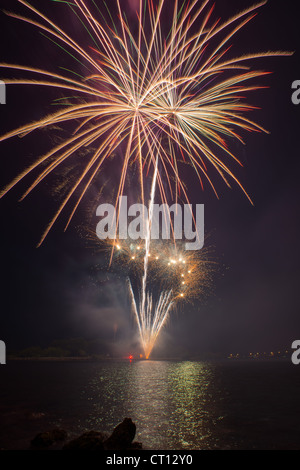 Célébration d'artifice de Vero Beach sur la rivière à Riverside Park illuminé contre le ciel nocturne. Banque D'Images