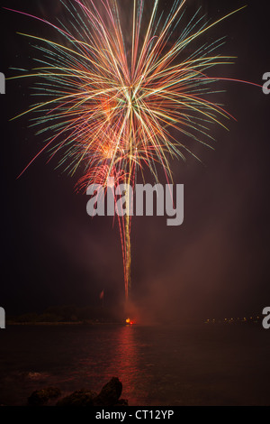 Célébration d'artifice de Vero Beach sur la rivière à Riverside Park illuminé contre le ciel nocturne. Banque D'Images