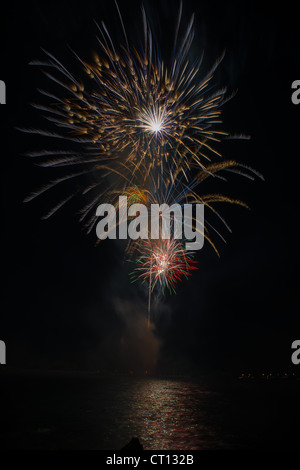 Célébration d'artifice de Vero Beach sur la rivière à Riverside Park illuminé contre le ciel nocturne. Banque D'Images