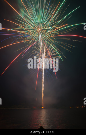 Célébration d'artifice de Vero Beach sur la rivière à Riverside Park illuminé contre le ciel nocturne. Banque D'Images