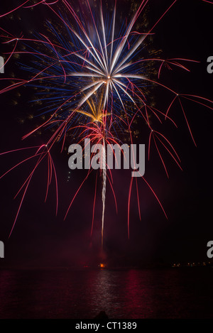 Célébration d'artifice de Vero Beach sur la rivière à Riverside Park illuminé contre le ciel nocturne. Banque D'Images