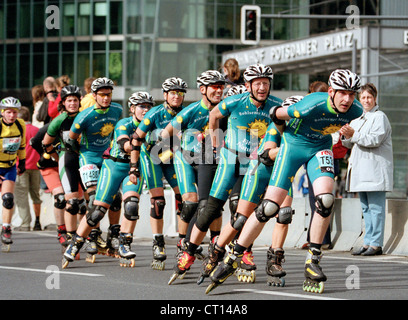 Les patineurs participent à la Marathon de Berlin Banque D'Images