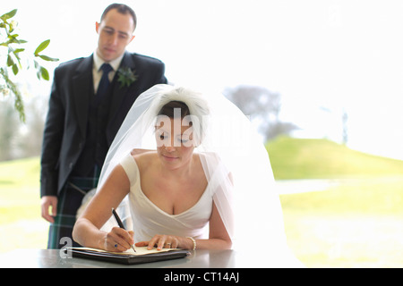 Newlywed couple signature licence de mariage Banque D'Images