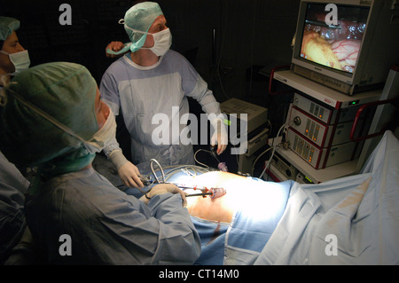 Chirurgiens en chirurgie abdominale dans la salle d'opération Banque D'Images