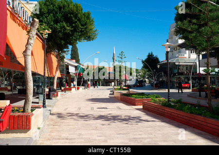 Scène de rue avec des boutiques et bars à Belek, Antalya, Turquie Banque D'Images