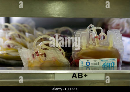 Close up de poches de sang de type AB + contenant (positif) du sang. Banque D'Images