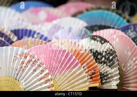 Des fans japonais traditionnel coloré, faible profondeur de champ Banque D'Images