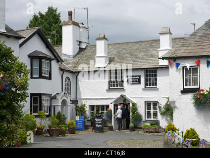 Couple hors menu, café dans le village de Hawkshead, Parc National de Lake District, Cumbria, Angleterre, Royaume-Uni Banque D'Images