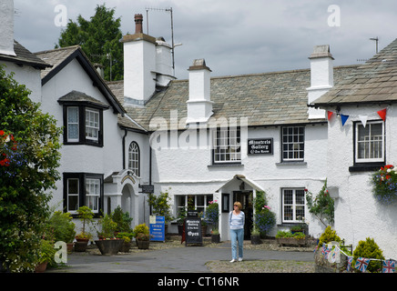 Village de hawkshead femelle femme cumbria lake district national park lacs uk Angleterre Lakeland typique sq architecture vernaculaire Banque D'Images