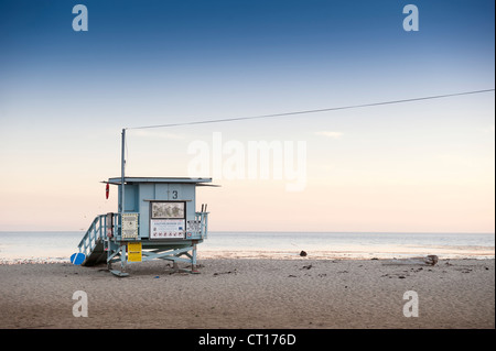 Lifeguard hut on sandy beach Banque D'Images