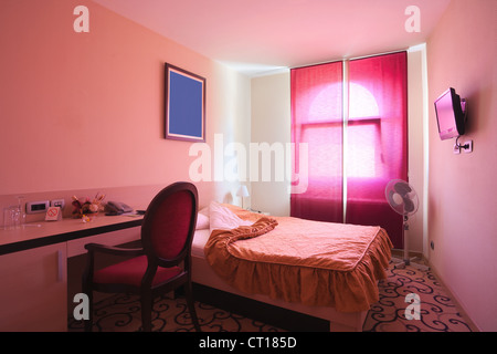 Intérieur d'une chambre d'hôtel pour deux, des meubles classiques, vintage. Banque D'Images