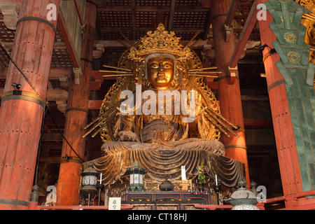 Amida Buddha statue en métal géant temple Todaiji, Nara, Japon Banque D'Images
