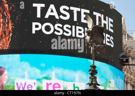 Statue de Eros en face de la publicité s'affiche dans Piccadilly Circus, Londres, UK Banque D'Images