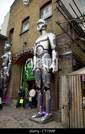 Des robots à l'entrée de Cyberdog dans Camden Market Banque D'Images