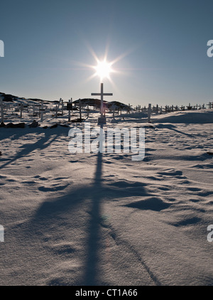 Des croisements dans cimetière Casting Shadows Banque D'Images