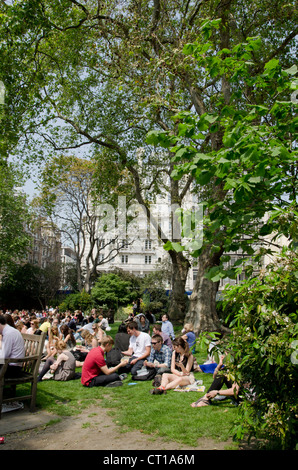 Les Londoniens de déjeuner dans la région de Golden Square, London Banque D'Images