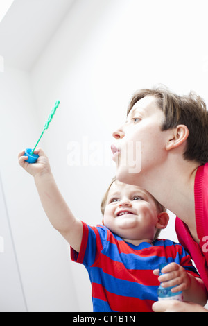 Mère et fils faire des bulles ensemble Banque D'Images