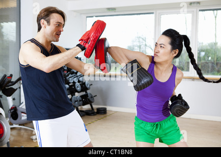 Formation avec l'entraîneur en boxer sport Banque D'Images