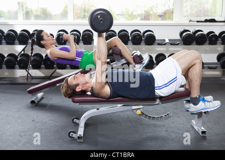 Soulever des poids couple in gym Banque D'Images