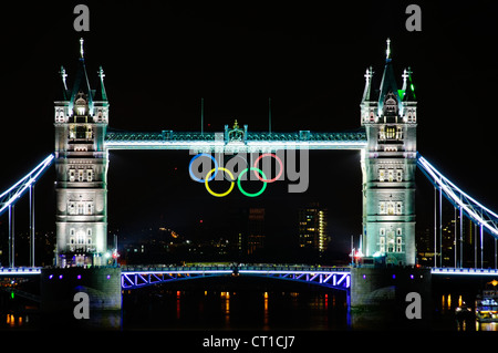 Londres, UK - 5 juillet 2012 : anneaux olympiques suspendu le Tower Bridge à Londres, la photographie de nuit. Banque D'Images