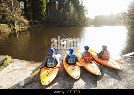 Kayaks alignés au bord du lac Banque D'Images