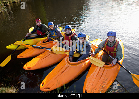 Les kayakistes alignés dans le lac encore Banque D'Images