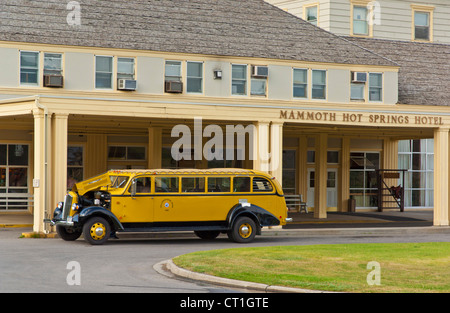 L'extérieur de l'autobus de tournée de Yellowstone Mammoth Hot Springs hotel le parc national de Yellowstone au Wyoming United States of America usa Banque D'Images